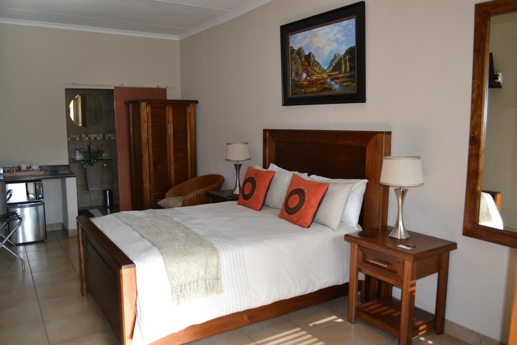 Safari Gardens Guesthouse Rustenburg Exterior foto